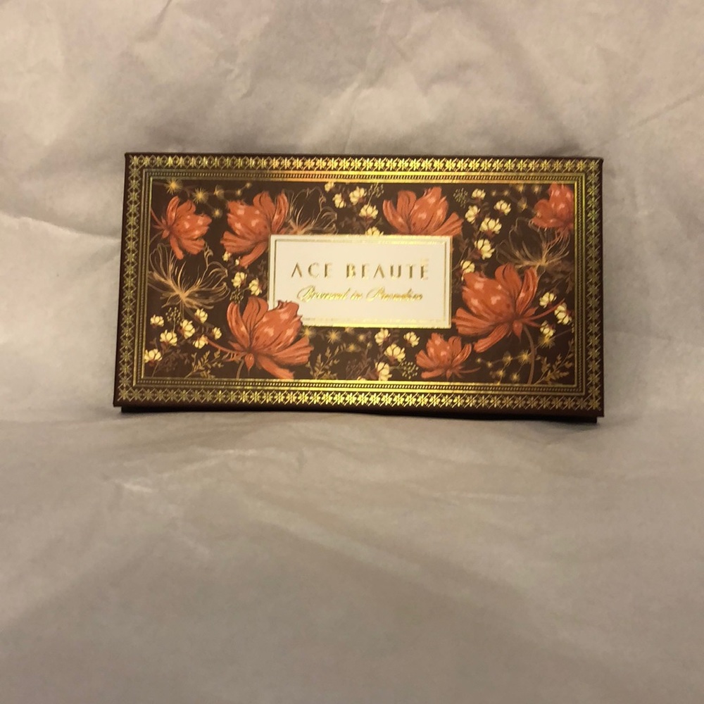 Bronzed in Paradise eyeshadow palette